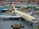 Prototyp Boeingu 727 bhem výroby.