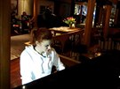 Vltava v Oslu. Soukalová relaxuje na mistrovství hrou na klavír