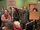 Klinika neprola hlasováním, v sále protestovaly desítky lidí