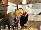 Mana�er v�roba Martin Hrube� a jednatel Svachovy Lhotky V�clav Cvach za pultem...