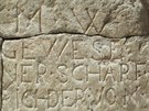 Detail nápisu z kíe na památku zabití mstského kata. Byl objeven v roce 1900...