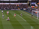 Aaron Ramsey stílí gól do sít Tottenhamu.