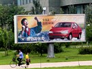 Billboard v centru Pchjongjangu láká zákazníky, aby si koupili automobil...