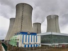 Nové chladicí věže dukovanské jaderné elektrárny (bílo-modrá stavba v popředí)...