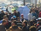 Tisíce uprchlík� �ekají na �ecko-makedonské hranici v Idomeni.