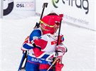 NORSKÉ OBJETÍ. Ole Einar Björndalen (zády) a Emil Hegle Svendsen slaví stíbro...