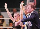 Fabiana Bytyqi slaví triumf na Galaveeru profesionálního boxu v Plzni.