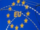 Cedule znaící zaátek EU v pozadí iletkového drátu.
