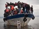Uprchlíci a benci na turecké lodi, která práv piplouvá k behm eckého...