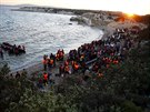 Uprchlíci a benci na pobeí Turecka ped cestou na ecké ostrovy.