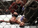 PRVNÍ PORÁKA. Irský bojovník MMA Conor McGregor práv zail svou první poráku...