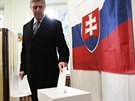 Slovenský poslanec a pedseda strany MOST-HÍD Béla Bugár u voleb v amorín....