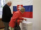 Lidé ze slovenského amorína picházejí k volbám do parlamentu. (5.3.2016)