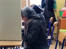 Lidé ve volební místnosti v bratislavské Z Za Kasárou. 6.3.2016