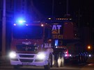 V noci k domu dorazil hasiský konvoj s pásovým rypadlem z útvaru v Hluín v...
