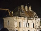 Ped samotnou demolicí horní ásti domu pracovníci stavební firmy odstranili ze...