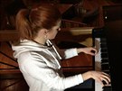BIATLONOVÁ VIRTUOZKA. Gabriela Soukalová hraje na klavír.