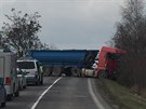 Tiaedestilet idi se eln stetl s protijedoucm nkladnm vozem, nehodu...