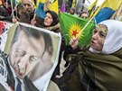 Kurdové ukazující fotku tureckého prezidenta Erdogana bhem jednání Evropské...