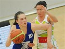 Karlovarská basketbalistka Dana Kulitová (vlevo) obela Evu Mrhálkovou z...