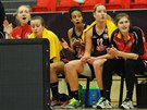 Královéhradecké basketbalistky povzbuzují z laviky své spoluhráky.