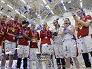 Nymburské basketbalistky oslavují zisk eského poháru.