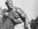 Na fotografii z roku 1961 ukazuje Bobby Hull své svaly. Zocelila ho práce na...