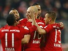 Fotbalisté Bayernu Mnichov se radují z gólu do sít Mohue, uvnit klubka hrá...