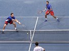 Tomá Berdych (vlevo) a Radek tpánek bhem deblu v 1. kole Davis Cupu