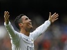 KOUKEJTE, JSEM KRÁL. Cristiano Ronaldo slaví jeden ze svých gól proti Vigu.