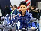 Jana Kramoliová prodává motorky Honda.