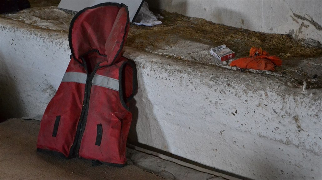 U vybydlených dom� nedaleko Cesme, které uprchlíci vyu�ívají na p�espání, se...