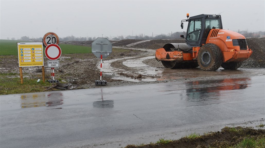 Na stavbu posledního úseku D1 z Říkovic do Přerova se zatím stále vykupují pozemky, předposlední úsek k Lipníku nad Bečvou už mezitím pomalu dostává první obrysy (snímek z 29. února 2016).