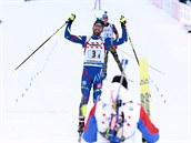 ASTN SMV. Martin Fourcade dovezl do cle francouzskou smenou tafetu na...