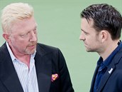 Legendrn Boris Becker (vlevo) v rozhovoru s dalm bvalm nmeckm tenistou...