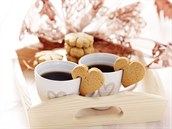 Malá sladkost zavěšená na šálku s čajem či kávou potěší.