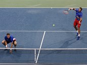 Tom Berdych (vlevo) a Radek tpnek bhem deblu v 1. kole Davis Cupu