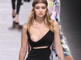 Hlavní hvzdou pehlídky Versace se stala nechtn odhalená bradavka topmodelky...