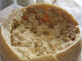 Sardinský sýr Casu marzu je známý tím, �e v n�m �ijí larvy sýrohlodky. Ty b�hem...