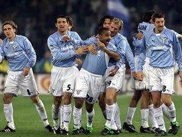 Karel Poborský (vlevo) se raduje se spoluhrá�i z Lazia �ím. Vedle Poborského...