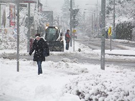 Přívaly sněhu komplikovaly dopravu v Praze i v různých cípech středních Čech....