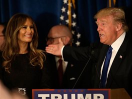 Donald Trump a jeho tetí manelka Melania Knaussová (Manchester, 9. února 2016)