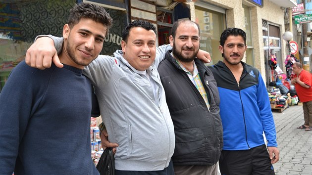 Mustafa (druhý zprava) vede jeden z obchodů v Basmane. (4.3.2016)