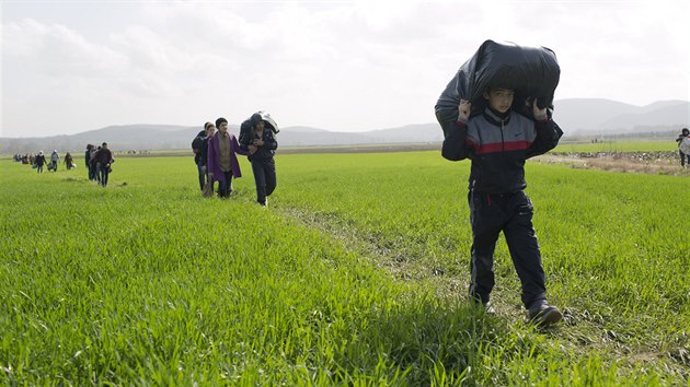 Uprchlci nedaleko ecko-makedonsk hranice (1. bezna 2016)