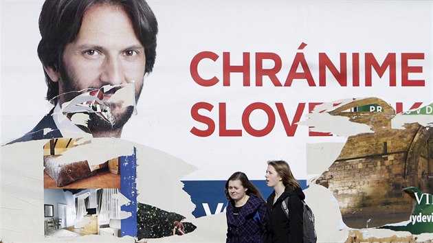 Předvolební kampaň v Bratislavě. Poničený billboard ministra vnitra Roberta Kaliňáka ze strany Směr-SD (2. března 2016)