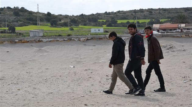 Uprchlci na pli Pirlanta nkolik kilometr od tureckho pstavu esme.  (4. bezna 2016)
