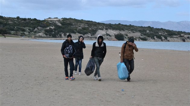 Syrt uprchlci na pli Pirlanta nkolik kilometr od tureckho pstavu esme. (4. bezna 2016)
