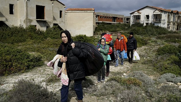 Afghnt uprchlci ekaj v oputnch domech kolem eme na dobr poas pro plavbu na eck ostrov Chios (5. bezna 2016)