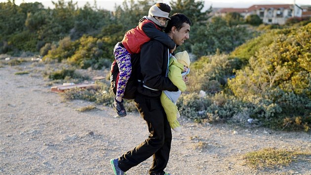 Uprchlci nedaleko tureckho msta eme, odkud odplouvaj eck ostrov Chios (5. bezna 2016)