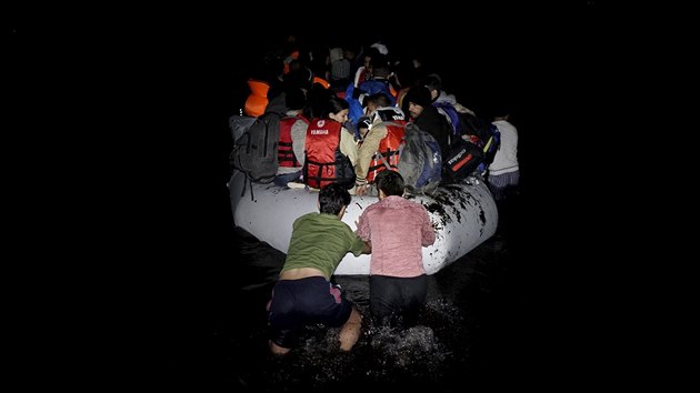 Uprchlci odplouvaj  z pl nedaleko tureckho msta eme na eck ostrov Chios (5. bezna 2016)
